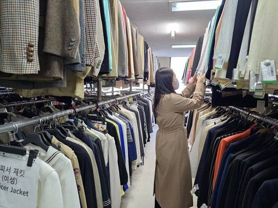 지난달 27일 서울 동대문구 답십리에 있는 이랜드 패션연구소(의류 샘플실)에서 직원이 다양한 의류를 살펴보고 있다. 최선을 기자