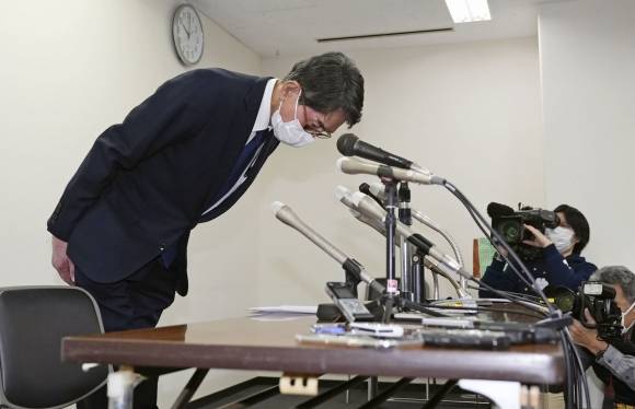 ‘1년에 2번만 온천수 교체’ 사과하는 日여관 사장 - 일본 후쿠오카현 지쿠시노(筑紫野)시 소재 온천 여관 ‘다이마루 별장’의 야마다 마코토 사장이 28일 후쿠오카시에서 기자회견을 열어 1년에 두 차례만 온천수를 교체한 사실에 대해 사과하고 있다. 2023.2.28 교도 연합뉴스