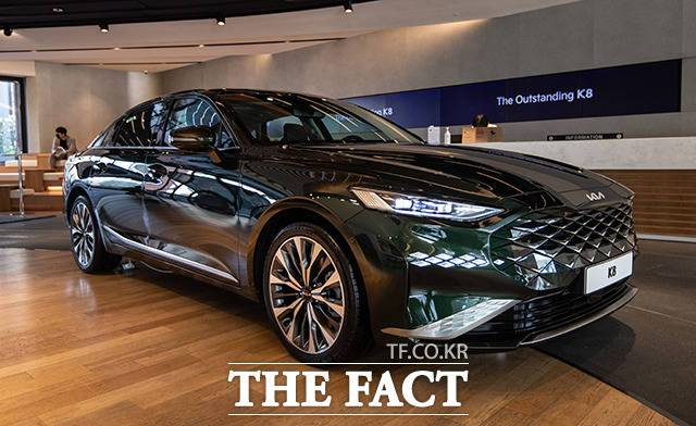 현대모비스가 기아의 대형 세단 'K8' 등 일부 모델 범퍼 공급에 차질을 빚으면서 일선 서비스센터에서 고객들의 불만이 커지고 있다. 사진은 현대모비스가 부품을 공급하는 기아의 준대형 세단 K8의 모습. /이동률 기자