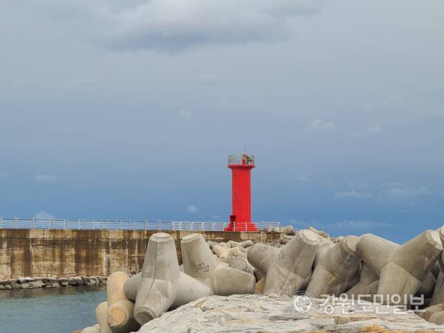 ▲ 강릉 출신 김은숙 작가의 넷플릭스 오리지널 시리즈 ‘더글로리’ 시즌 2’가 공개 이틀만에 글로벌 순위 최상위권에 랭크된 가운데 강릉 주문진 소돌 방파제가 마지막회(16화) 클라이맥스 씬의 배경으로 다뤄졌다.