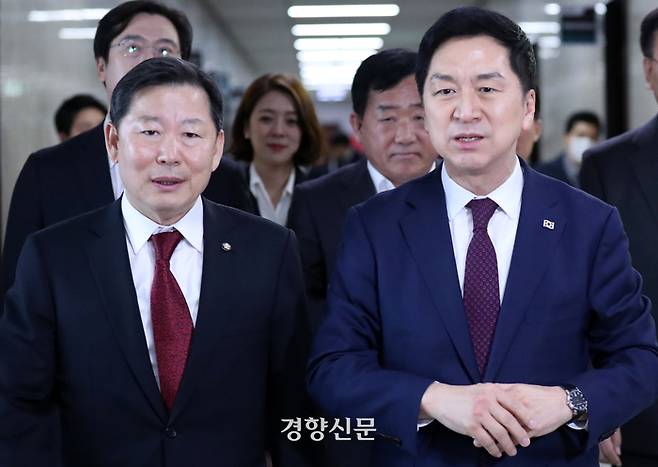김기현 국민의힘 대표(사진 앞줄 오른쪽)와 이철규 사무총장이 13일 국회에서 한덕수 국무총리를 면담을 하기 위해 입장하고 있다. 박민규 선임기자