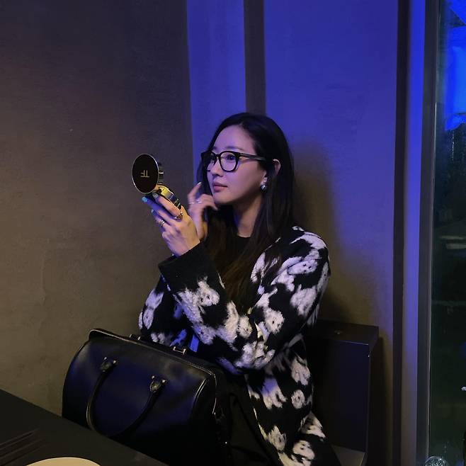 Actress Kim Sa-rang showed off her elegant beauty.Kim Sa-rang posted a picture with a face emoticon wearing sunglasses on the 13th.Kim Sa-rang in the public photo looks like he is looking at the mirror and correcting his makeup. Kim Sa-rang gave a point with black-colored horn glasses.The beauty of Kim Sa-rang, which is not covered by glasses, caught the attention of the viewers.In particular, the visual and elegant atmosphere of Kim Sa-rang, 46 years old, was unbelievable.On the other hand, Kim Sa-rang made her debut as Miss Korea in 2000. She appeared in the drama Love to Kill, King and Me, Secret Garden, Love is Donga, Abyss, Revenge did.In the TV drama Revenge, which was aired in 2021,Photo by Kim Sa-rang