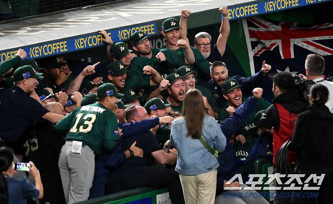 월드베이스볼클래식(WBC) 호주와 체코의 경기가 13일 일본 도쿄돔에서 열렸다.호주가 8-3으로 승리하며 8강 진출을 확정지었다. 기쁨을 나누는 호주 선수들의 모습. 도쿄(일본)=허상욱 기자wook@sportschosun.com/2023.03.13/
