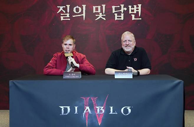 블리자드엔터테인먼트코리아는 15일 그랜드 인터컨티넨탈 서울 파르나스에서 열린 디아블로4 오픈베타 간담회를 개최했다. 로드 퍼거슨 블리자드 디아블로 총괄 매니저(오른쪽)과 조 셸리 디아블로4 게임 디렉터가 디아블로4를 소개했다.