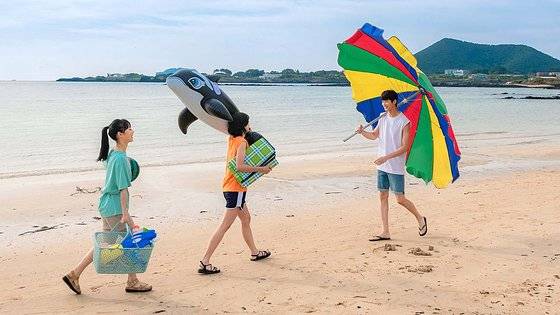 제주도를 주 무대로 촬영한 영화 '소울메이트'. 학창시절 세 주인공이 물놀이를 갔던 장소는 구좌읍 하도리의 하도해변이다. 사진 NEW