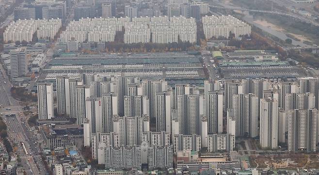 서울 송파구 롯데월드타워 서울스카이에서 바라본 서울 시내 아파트 단지의 모습