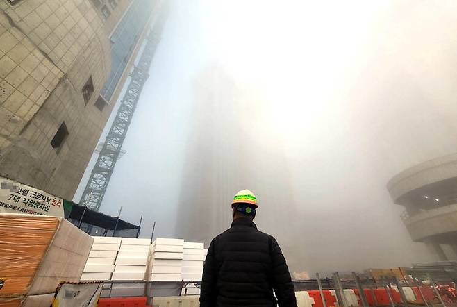 지난 10일 인천 송도의 한 아파트 공사 현장에서 타워크레인 기사 김아무개(44)씨가 안개가 낀 상공에 있는 타워크레인을 바라보고 있다. 안개가 걷히지 않았지만 작업을 하라는 지시를 받아서 이동중이다. 장현은 기자 a href=\"mailto:mix@hani.co.kr\"mix@hani.co.kr/a
