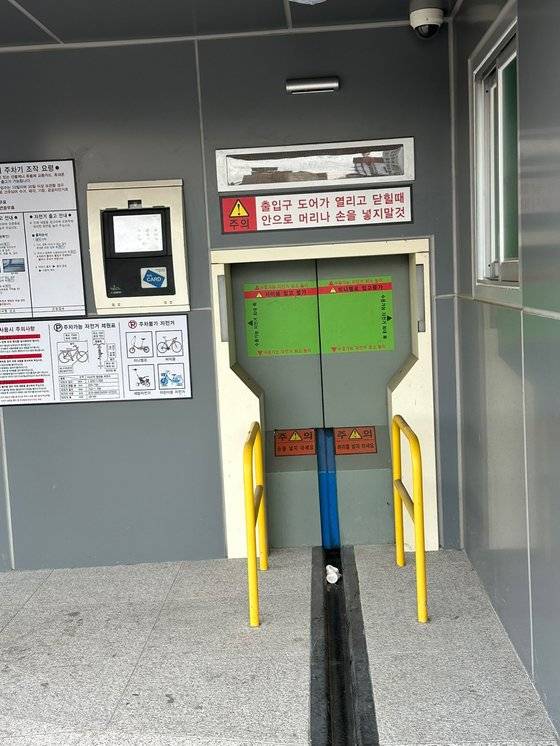 울산 남구 태화강역에 있는 자전거 기계식 주차타워 입구. 김윤호 기자