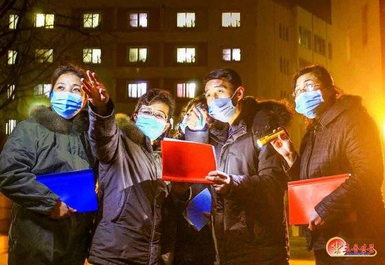 북한 노동당 기관지 노동신문은 5일 인민 생활상 편의 보장을 위해 주민지구 순회길에 나선 평양 중구역 외성동 일꾼들을 소개했다. 연합뉴스