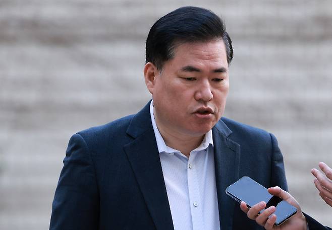 유동규 전 성남도시개발공사 기획본부장이 16일 오전 서초구 서울중앙지방법원에서 열린 김용 전 민주연구원 부원장의 불법 정치자금·뇌물 수수 관련 공판에 출석하며 취재진의 질문에 답하고 있다. 연합뉴스