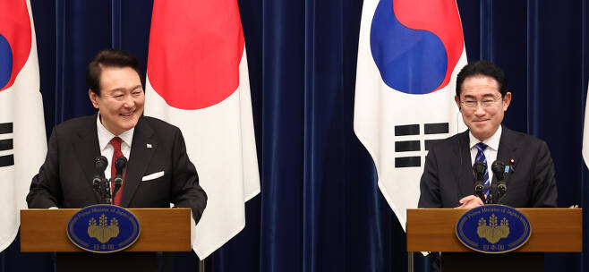 1박2일 일정으로 일본을 방문한 윤석열 대통령이 16일 오후 일본 도쿄 총리 관저에서 기시다 후미오 일본 총리와 공동 기자회견을 하고 있다. ⓒ연합뉴스