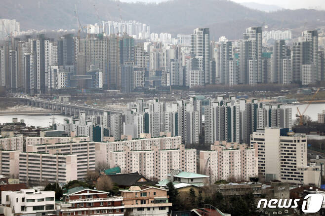 서울 아파트 월간 거래량이 지난달 2000건을 넘어섰다. 15일 서울부동산정보광장에 따르면 지난 14일 기준 2월 서울 아파트 거래량은 2073건이다. 16개월 만에 최고치로 거래량이 2000건을 넘은 건 지난 2021년10월 2198건 이후 처음이다. 지난 1월 거래량 1420건 대비로는 45.9% 늘었다. 사진은 이날 서울시내 아파트 단지 모습. 2023.3.15/뉴스1 ⓒ News1 황기선 기자