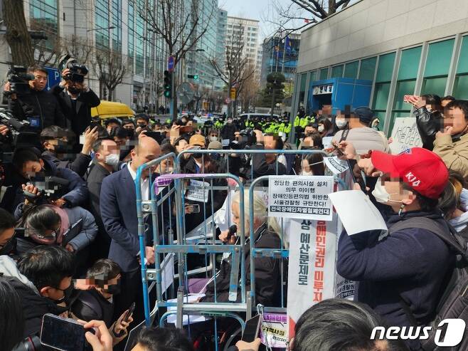 17일 오전 11시44분쯤 서울경찰청 앞에서 남대문경찰서는 박경석 전장연 대표에게 체포 영장을 집행했다.