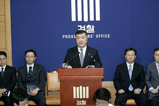 이인규 대검 중수부장이 2009년 6월12일 오후 서울 서초동 대검찰청 기자실에서 ‘연차 게이트' 수사결과를 발표하고 있다. 이 부장의 좌우에 홍만표 수사기획관(오른쪽)과 우병우 중수1과장이 앉아 있다. 김명진 기자 littleprince@hani.co.kr