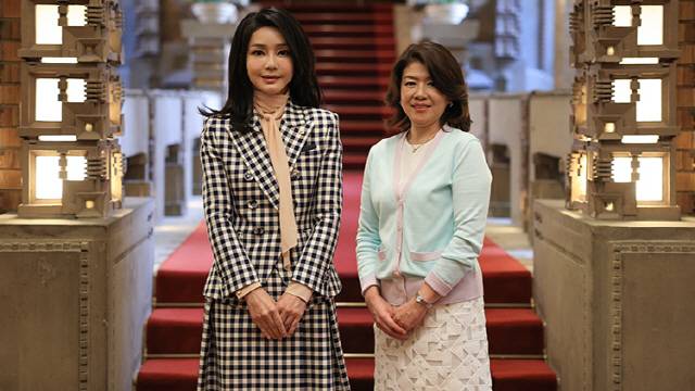 ▲ 김건희 여사가 16일 도쿄의 총리 공저에서 기시다 유코 여사와 기념촬영을 하고 있다. 사진/연합뉴스