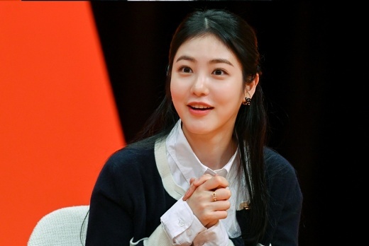 Actor Shin Ye-eun, who played a villain in the Netflix drama The Gloria, will appear on SBS My Little Old Boy.In My Little Old Boy, which is broadcasted on Sunday 19th, Shin Ye-eun captured the hearts of motherbenjas at the same time.Mombenjas was impressed by the praise of beautiful smile and tall. Even the mother surprised everyone by knowing that Shin Ye-eun was from the same Anyang and came out of Anyang.Shin Ye-eun then made the studio tremble by showing the villainous villain that she had shown in The Gloria. The motherbenjas wondered, How did she play such a role with that pretty face?Shin Ye-eun said that unlike the expectation that many people would like it after the release of The Gloria, she also received unexpected radical messages, which led to a decrease in SNS follow-ups.MC Shin Dong-yeop said, Thats a real success.Shin Ye-eun has long been a fan of soccer player Koo Ja-Cheol, and showed off the appearance of a steamer in 13 years, saying that he often visits Jeju Island to see Koo Ja-Cheol Kyonggi.However, in the ensuing balance game, Bong Joon-ho and 1: 1 meeting VS Koo Ja-Cheols last retirement Kyonggi had to choose only one of them.I wonder what Shin Ye-euns decision will be.Shin Ye-euns splashing charm, which will play a leading role in the SBS drama Flower Sunbi, will be shown at 9:05 pm on Sunday, 19th at My Little Old Boy.