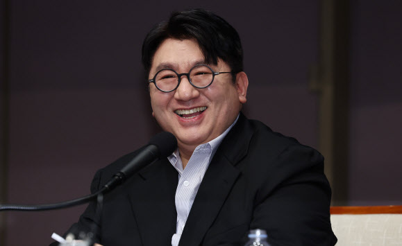 방시혁 하이브 의장이 15일 오전 서울 중구 프레스센터에서 관훈클럽 주최로 열린 관훈포럼에서 환하게 웃고 있다. (사진=연합뉴스)