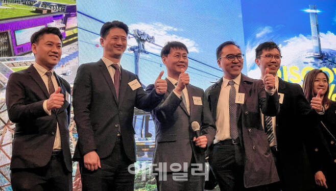 ‘헬로 프롬 홍콩 어트랙션‘ 행사에 참석한 김윤호 홍콩관광청 한국지사장(왼쪽 세 번째)과 홍콩 현지 관계자들.