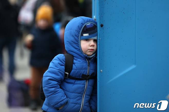 8일(현지시간) 우크라이나 접경 지역인 폴란드 메디카 국경검문소 인근 쉼터에서 한 피란 아동이 잠시 자리를 비운 어머니를 기다리고 있다. 2022.3.9/뉴스1 ⓒ News1 조태형 기자
