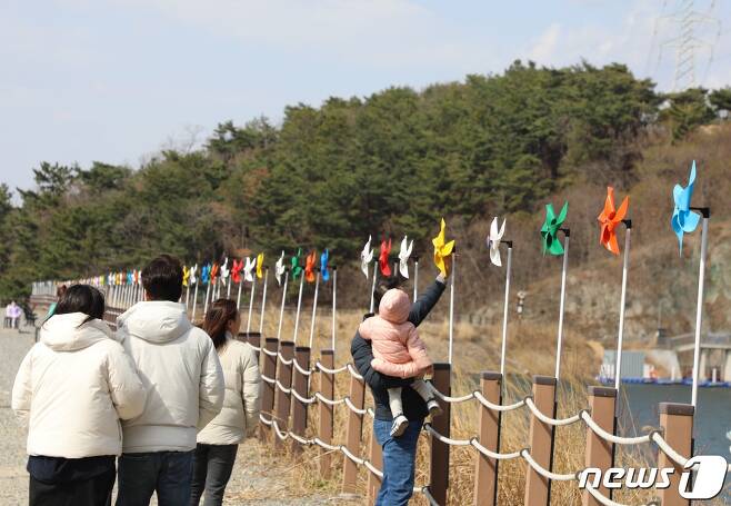 18일 오후 울산 박상진호수공원을 찾은 관광객들의 모습이다.2023.3.18/뉴스1 ⓒ News1 김지혜 기자