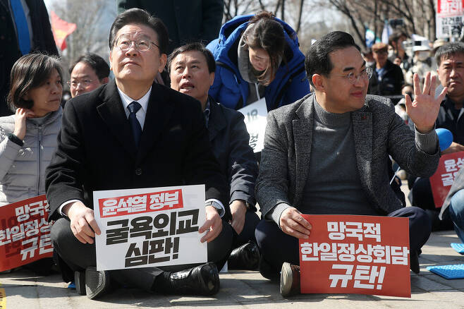 이재명 더불어민주당 대표(왼쪽)과 박홍근 원내대표가 18일 오후 서울 중구 서울광장에서 열린 \