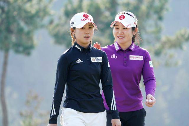 18일 전남 여수시 디오션CC에서 열린 디오션 비치콘도∙발리스틱 컵 골프구단 대항전 2라운드에서 선두를 달리는 롯데 골프단 대표 황유민(왼쪽)과 이소영이 대화를 나누며 걷고 있다. 크라우닝 제공