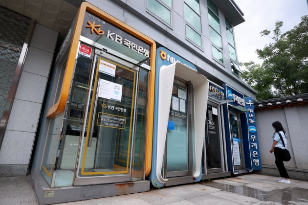 서울 시내에 주요 은행들의 현금인출기가 설치되어 있다. (사진=연합뉴스)