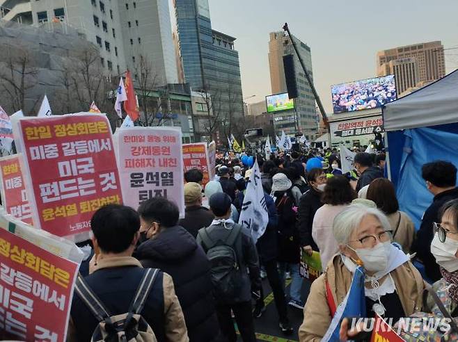 18일 시청역 인근에서 열린 윤석열 정부의 한일 외교 규탄 집회에 사람들이 모였다.   사진=안소현 기자