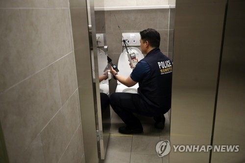 경찰이 한 백화점 화장실에서 몰카를 단속하고 있다.[사진 제공 = 연합뉴스]