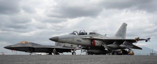 알래스카에서 출격한  미 공군 F-22 랩터가 지난 14일 필리핀 클라크 공군기지 활주로에  필리핀 공군 경공격기 FA-50PH와 나란히 주기돼 있다. 미 인도태평양사령부 홈페이지 캡처