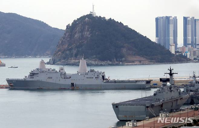 [부산=뉴시스] 하경민 기자 = 미국 해군의 강습상륙수송함인 '그린베이(LPD-20)'가 18일 오전 부산 남구 해군작전사령부 부산기지에 입항하고 있다. 사진 오른쪽은 한국 해군의 대형수송함인 '독도함'. 2023.03.18. yulnetphoto@newsis.com