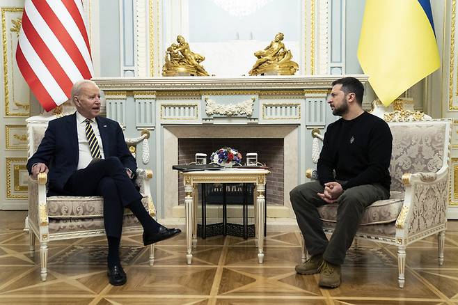 [키이우=AP/뉴시스] 조 바이든(왼쪽) 미국 대통령이 20일(현지시간) 우크라이나 키이우를 예고 없이 방문해 말린스키궁에서 볼로디미르 젤렌스키 우크라이나 대통령과 얘기를 나누고 있다. 2023.02.20. *재판매 및 DB 금지