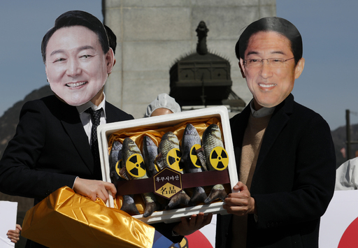 환경운동연합·시민방사능감시센터 활동가들이 16일 서울 광화문광장에서 ‘후쿠시마 오염수 해양 방류 말고 장기 보관, 대통령은 일본 정부에 요구하라’ 기자회견을 열고 퍼포먼스를 하고 있다. 뉴시스