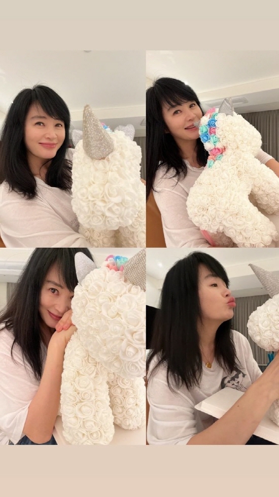 Actress Kim Hye-soo showed off her fresh looks.On the 18th, Kim Hye-soo posted several photos.In the photo, Kim Hye-soo showed a pure beauty with a smile with a flower doll.In addition, I shot a certification shot next to a lot of gifts written Kim Hye-soo along with Tins.Kim Hye-soo said on the YouTube channel PDC PDC on the 16th, The best thing after the drama Shrup was that I did not have to spend all night watching the script tonight. I do not want to live long.What I felt during the Shrup was that I had exchanged about three years of my life with Shrup. I thought I would die three years soon. I dont regret that I did it. I missed a lot of things, and when I looked at it, I felt like, Thats not going to the end. Nevertheless, I didnt have any regrets. I did everything I could at that moment.I did everything I could to do it at that moment, he said, impressing Song Yoon-ah.I was really lonely and tired. This is also a funny story, and I thought I should stop it. I thought, This is too hard, lets stop it.Its Kim Hye-soo, but thats how she does it, he said frankly. For example, I dont think shes too cold or harsh on me. Of course she is, but she was lonely.Photo by Kim Hye-soo