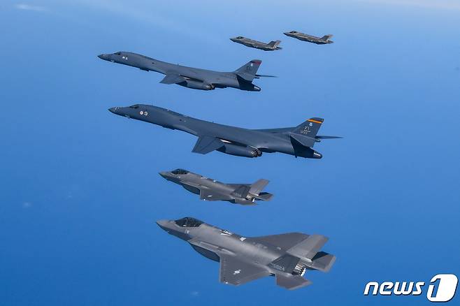 한미 공군이 19일 한반도 상공에서 우리측 F-35A 전투기와 미 공군 B-1B 전략폭격기 및 F-16 전투기가 참여한 가운데 연합공중훈련을 실시하고 있다. (국방부 제공) 2023.3.19/뉴스1