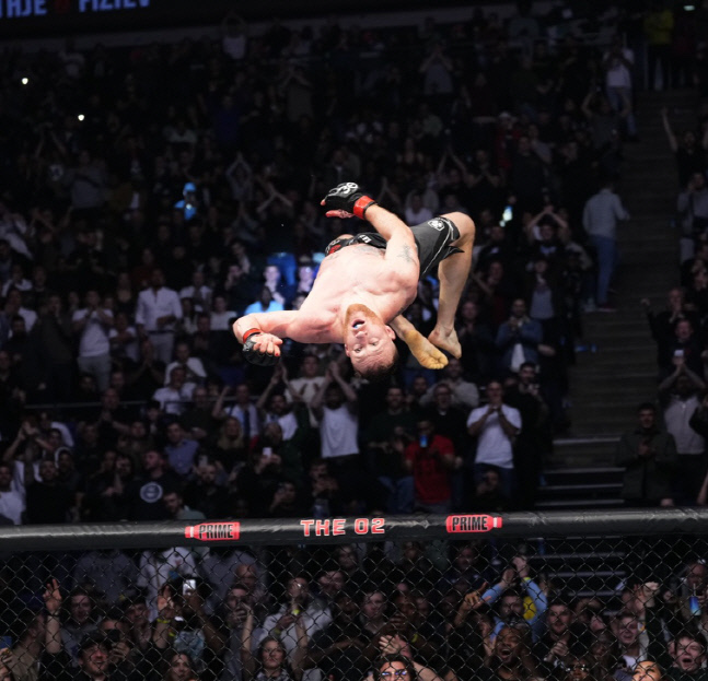 저스틴 게이치가 19일(한국시간) 영국 런던 O2 아레나에서 열린 ‘UFC 286: 에드워즈 vs 우스만 3’ 대회 코메인 이벤트에서 경기 종료 후 환호하고 있다. 사진 | UFC