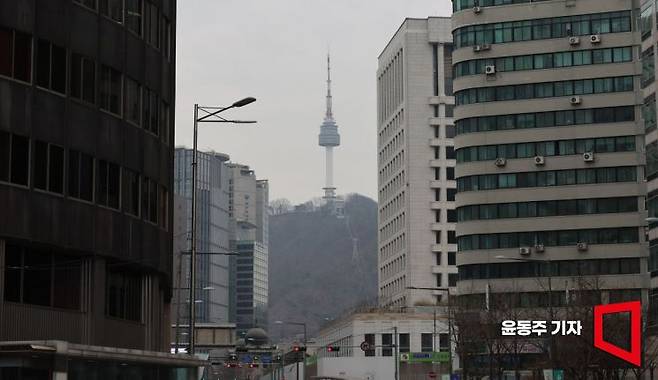 초미세먼지가 오전 한때 나쁨 수준을 보인 지난 7일 서울 N타워가 뿌옇다. 사진=윤동주 기자 doso7@