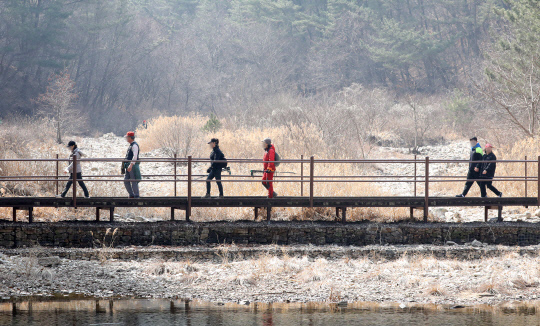 낮 최고기온이 18도까지 오르는 등 완연한 봄 날씨를 보인 지난 5일 대전 유성구 계룡산국립공원 수통골을 찾은 상춘객들이 휴일을 만끽하고 있다. 대전일보DB