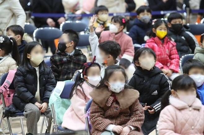 초등학교 입학식이 열린 지난 2일 서울 강동구 서울강빛초등학교에서 어린이들이 입학식을 하고 있다. ⓒ데일리안 김민호 기자