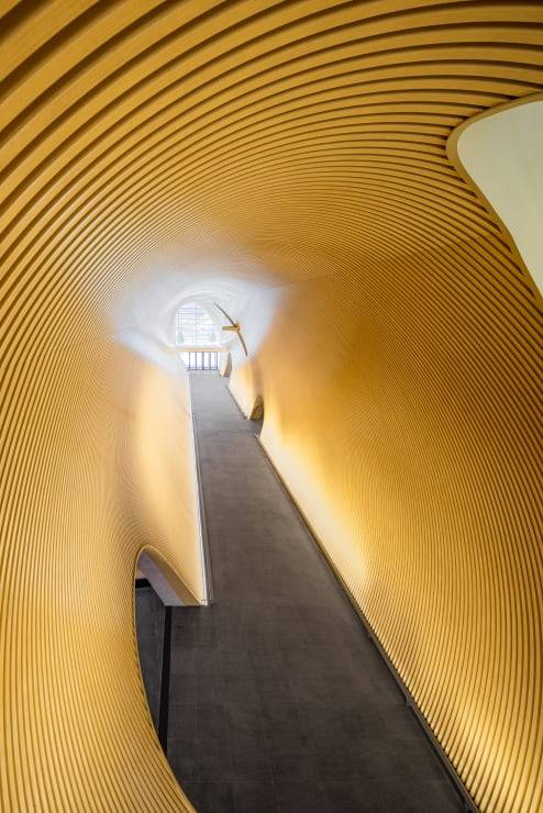 나무의 질감이 고스란히 느껴지는 '튜브'의 내부. /LG아트센터 제공