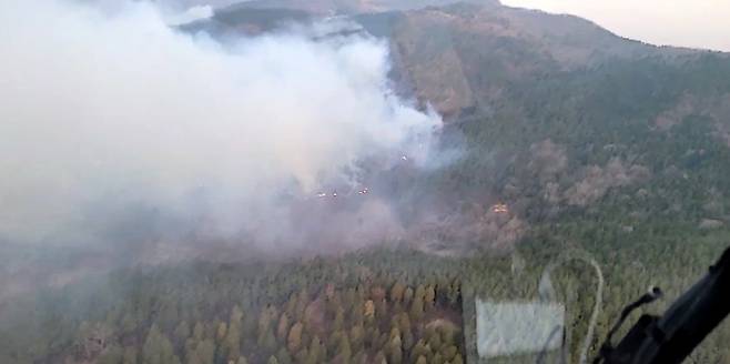 지난 18일 오후 9시31분쯤 전남 순천에서 산불이 나 산림 당국이 산불 1단계를 발령하고 이틀째 진화를 하고 있다. 산람청 제공.