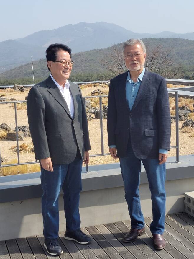 문재인 전 대통령(오른쪽)과 박지원 전 국가정보원장. 박 전 원장 페이스북 갈무리