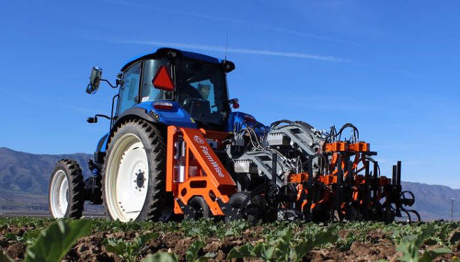 트랙터가 미국 농업기술 기업 ‘팜 와이즈’가 개발한 ‘벌컨’을 장착하고 있다. 팜 와이즈 제공