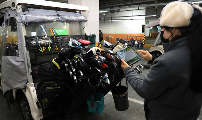 지난 14일 인천 서구 한 골프장 지하에 있는 카트 주차장에서 캐디 노동자가 업무 점검을 하고 있다. 김창길 기자 cut@kyunghyang.com