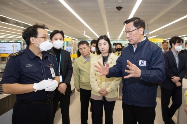 어명소 국토교통부 제2차관이 17일 인천국제공항 제1여객터미널을 찾아 쓰레기통에서 발견된 실탄과 관련해 보고를 받고 있다. 국토부 제공