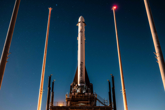 세계 최초 3D 프린팅으로 제작된 로켓 ‘테란1’이 지난 10일 미국 플로리다주 케이크 커내버럴에 마련된 발사대에 고정돼 있다. AFP 연합뉴스