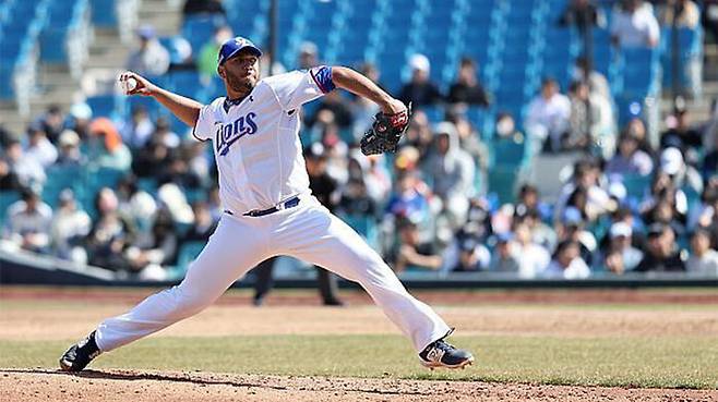 역투하는 삼성 외국인 투수 수아레즈