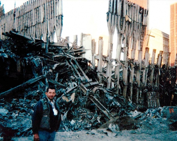 9·11 테러로 모든 것이 무너져 내린 ‘그리운드 제로’에서 건물 잔해 등을 치우는 데 자원봉사자로 일손을 보탠 로리 맥그래스. 로리 맥그래스 제공