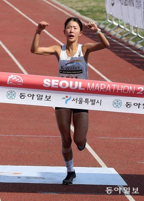 정다은이 19일 열린 2023 서울마라톤 겸 제93회 동아마라톤에서 국내 여자부 1위로 잠실종합운동장 주경기장의 결승선을 통과하고
있다. 이날 그가 작성한 2시간28분32초는 3번째 풀코스 출전에서 작성한 개인최고기록이라 주위를 더욱 놀라게 만들었다. 잠실 |
양회성 동아일보 기자 yohan@donga.com