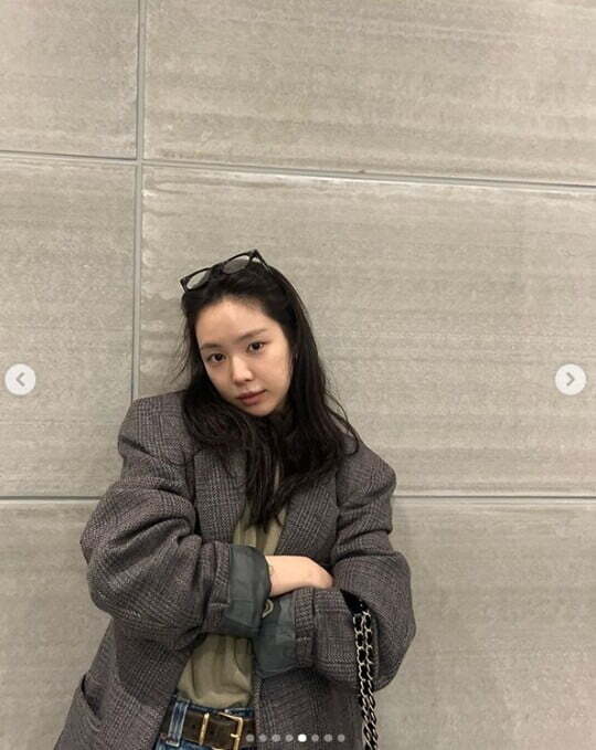 Actor Son Na-eun from the group A-pink kept the goddess beauty even though she wore ugly glasses.Son Na-eun posted several photos on the 20th without any comment.In the photo released together, Son Na-eun, wearing horn-rimmed glasses, is staring at the camera with a playful look.